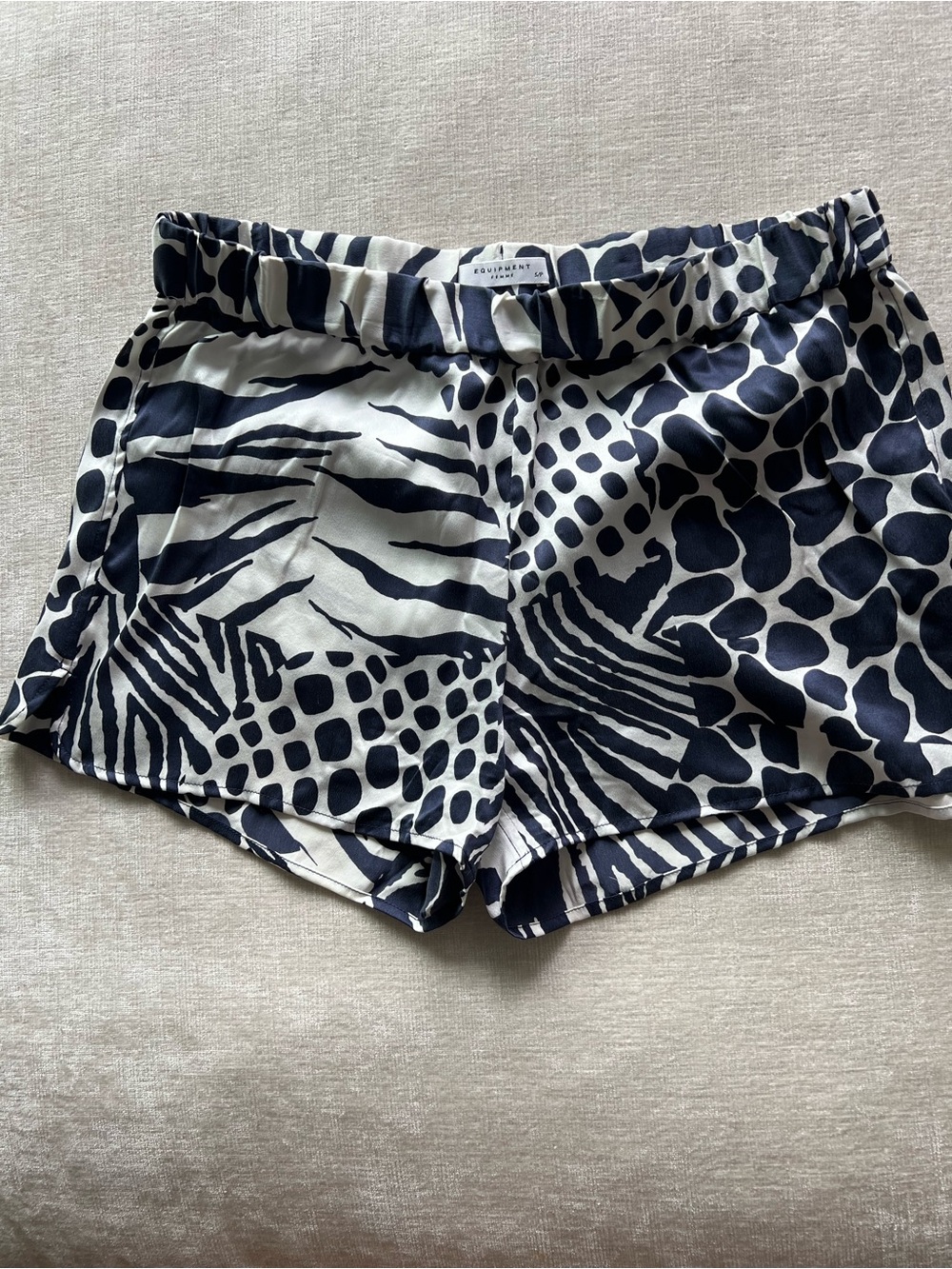 Equipment femme Silk animal print mini short navy and white.